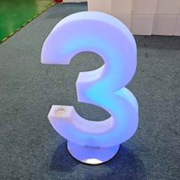 Lampe décorative extérieure moderne à LED numérique alimentée par batterie pour mariage, fête, événement, banquet