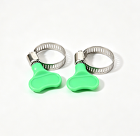 Gamme personnalisable avec poignée papillon en plastique, tuyau vert à serrage manuel, poignée en plastique et collier de serrage.