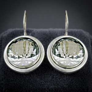 Boucles d'oreilles élégantes pour femmes en zircon argenté avec un design géométrique, style tendance pour les occasions de fête - Product Image 3
