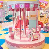 Grande structure de jeu multi-niveaux à effets lumineux avec panneaux de jeu tactiles pour la zone enfant du centre commercial urbain, aire de jeux intérieure