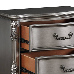 Mesita de noche Ariadne con acabado platino antiguo, dos cajones y tallados ornamentales - Product Image 4