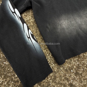 T-shirts à manches longues surdimensionnés en tricot gaufré noir épais, personnalisés avec impression DTG de haute qualité - Product Image 5