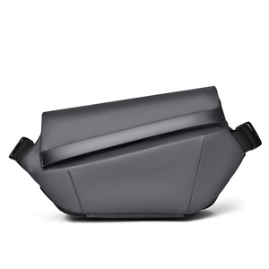 Sac bandoulière imperméable pour homme avec logo personnalisé et lettres décoratives, idéal pour les voyages - Product Image 3