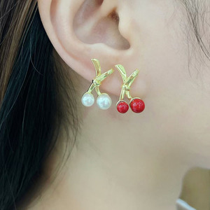EM1447 Boucles d'oreilles à tige en émail plaqué or et cerise rouge, émail des années <span class=keywords><strong>80</strong></span> rouge blanc <span class=keywords><strong>maquillage</strong></span> flocon de neige boucles d'oreilles Huggie Hoop - Product Image 2