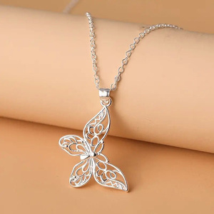 Collana con Ciondolo a Farfalla in Lega Placcata Argento, Gioielli da Donna alla Moda per Uso Quotidiano, Regalo in Stile Romantico con Catena a Maglia - Product Image 1