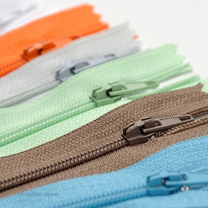 سحّابات منزلقة ذاتية القفل من النايلون صديقة للبيئة، موديل <span class=keywords><strong>OEM</strong></span> للبيع بالجملة، مدة تسليم عينة 7 أيام للملابس والمنسوجات المنزلية - Product Image 2