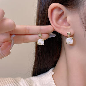 Vente en gros d'amour pour femmes Collection Fleurs Senior Tempérament Oeil de Chat Pierre Goujons Boucles d'Oreilles en Argent 925 Aiguille Opale Boucles d'Oreilles - Product Image 4