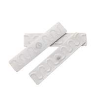 Étiquettes RFID UHF Gen2 avec lumière LED et matériau PP anti-contrefaçon, conservation des données pendant 50 ans pour la gestion mondiale des blanchisseries