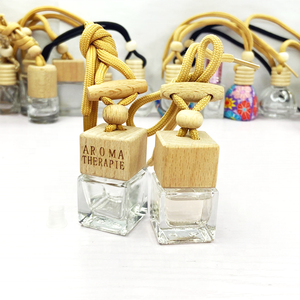 Botella de perfume de coche de vidrio cuadrado transparente de 8ml con tapa de madera-Difusor de aceite esencial colgante elegante para el hogar y el coche - Product Image 1