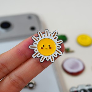 Pin Metálico Personalizado de Zinc y Hierro Esmaltado con Relieve, Temática <span class=keywords><strong>Vacaciones</strong></span> de Verano: Sol, Palmera, Cámara, Coche, Guitarra, Flor - Product Image 3