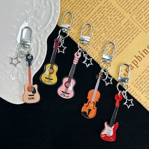 Colgante de acrílico estilo INS con forma de instrumento, llavero de guitarra de doble cara estilo rock para decoración de bolsos - Product Image 2