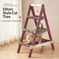 Arbre à chat stable en bois, structure en A, avec hamac à pompons de style ethnique et poteau à gratter en sisal pour chats