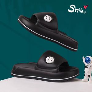 Sandalias de suela gruesa para mujer con diseño de cara sonriente, sandalias rosas de EVA para exteriores, sandalias planas suaves antideslizantes para adultos, para las cuatro estaciones. - Product Image 4