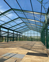 Tente de réception transparente pour mariage, structure noire en aluminium avec couverture en PVC transparent