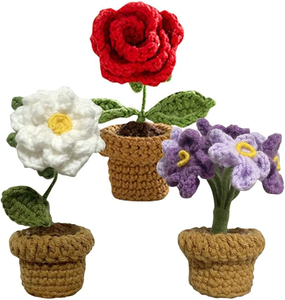 Mini Rosa Roja Tejida a Crochet Hecha a Mano, Flor de Peluche, Decoración de Escritorio, el Mejor Regalo Positivo para Amigos, Familiares y Profesores - Product Image 3