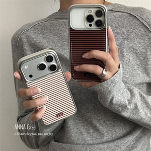 Custodia per telefono 17 in PC con bordo argentato a righe, galvanizzata, antiurto e impermeabile, design lussuoso, in resina epossidica - Product Image 1