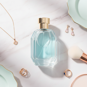 Botella de perfume BPA Free Yuwi Dual de 200ml, con pulverizador, diseño <span class=keywords><strong>Genie</strong></span> Wanted, hombro inclinado, tapa color crema y detalles metálicos. - Product Image 2