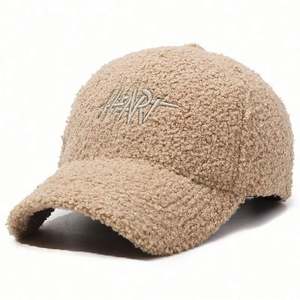 Casquette de baseball tendance pour femme, en polyester, avec logo brodé personnalisé, douce, chaude et moelleuse, idéale pour l'hiver – Nouvelle collection en gros - Product Image 6