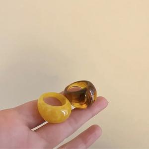 Anillo de Resina de Colores Circular Irregular con Ajuste de Talla para Mujer, Simple, Personalizado, Moderno y Versátil - Product Image 1