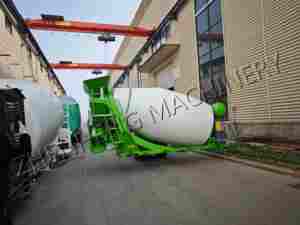 Truk pengaduk beton ponsel, dengan tangki pencampur semen konstruksi horisontal - Product Image 5