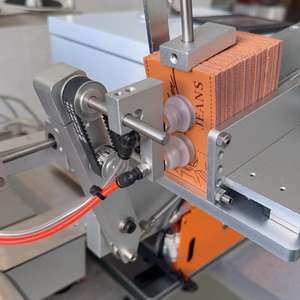 Máquina Automática para Colocar Tarjetas de Cuero en Jeans, Máquina de Coser Industrial Automática con Velcro para Fábricas de Jeans y Bolsos - Product Image 3