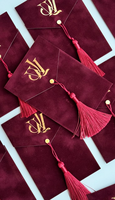 Enveloppe personnalisée en velours pour certificat cadeau avec pompon, logo doré, sceau de cire, pochette pour carte d'invitation en vélin, bon cadeau pour salon