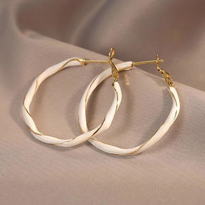 E4744 Orecchini a Cerchio in Oro Massiccio 18K per Donna, Classici Rossi per Uso Quotidiano, Gioielli Raffinati - Product Image 3