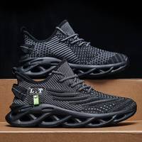 Baskets respirantes en maille pour hommes avec semelle souple et rehaussée, style running, couleur noire