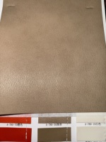 Cuir synthétique PVC double face 2,1 mm à surface lisse et texture naturelle pour sacs à main, manteaux et décoration artisanale – Vente en gros