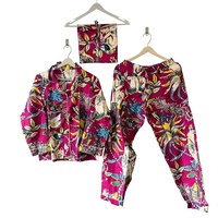 Ensemble de pyjama en coton imprimé tropical rose élégant, chemise boutonnée et pantalon assorti, pochette, style décontracté et luxueux pour se détendre et dormir