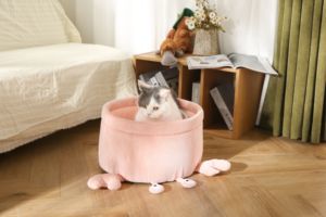 Adorable Cama para Mascotas con Forma de Cangrejo Rosa, Cojín de Felpa Suave, Cómoda Cueva para Dormir para Gatos - Product Image 5