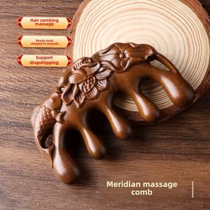 Peine pequeño para meridianos de madera maciza, pez Loto de sándalo dorado, diente ancho tallado para masaje de cabeza del cuero cabelludo, peine común de uso doméstico - Product Image 1