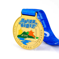 Trophées et médailles sportives personnalisés en métal plaqué or polonais avec logo sur mesure et finition émaillée