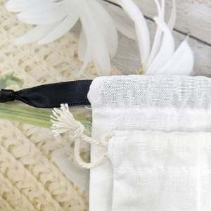 Sacs en coton mousseline à cordon de serrage personnalisables, recyclables et réutilisables, avec logo personnalisé pour le rangement en voyage - Product Image 4