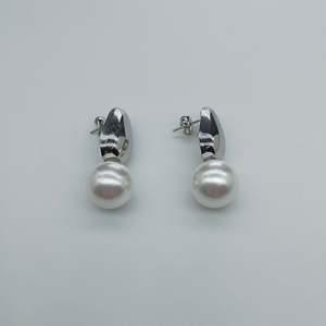 Pendientes de Perlas de Acero Inoxidable 316L con Baño de Oro PVD, Resistentes y Sostenibles - Product Image 1