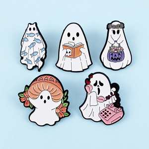 Broches personnalisées en métal de zinc imprimées, motifs fantômes et animaux d'Halloween, idéales comme cadeau pour les amis lors de voyages - Product Image 1