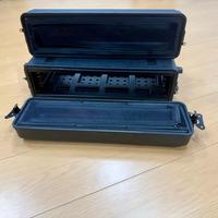 Boîtier de transport en plastique 2U de 35 cm de profondeur moyenne pour amplificateur, avec couvercle pouvant contenir une sacoche de ceinture, des écouteurs, étanche et durable
