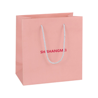 Cordon métallique rose clair effet chaîne argentée avec logo magenta pour bijouterie et boutique de cadeaux