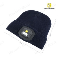 Berretto Invernale Unisex con LED Integrato, Cappello con Luce Frontale Ricaricabile, Caldo e Lavorato a Maglia, Modello AR70