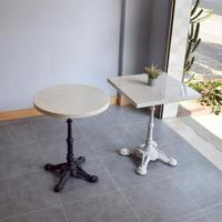 Table de salle à manger moderne en marbre français avec base en fonte ornée, écologique, imperméable, pour restaurants et cafés en extérieur