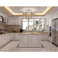 Ensemble d'armoires de cuisine sur mesure haut de gamme, design italien et français, style classique européen, en bois massif blanc avec porte vitrée et robinet