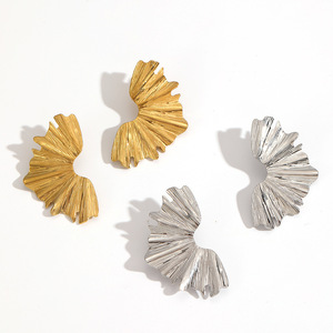 ต่างหูสตั๊ดเหล็กไทเทเนียมลายจีบสำหรับผู้หญิง 18k ทองคำเปลว สแตนเลสสตีล เครื่องประดับแฟชั่น ดีไซน์รูปใบไม้ - Product Image 4