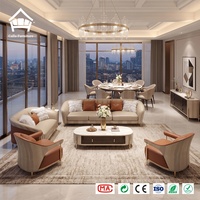 Ensemble de canapés de salon de luxe moderne, revêtement beige et marron, avec fauteuils, table basse et meuble TV pour villa et manoir