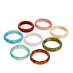 Ensemble de bagues fantaisie multicolores en résine marbrée avec bande large unie élégante et unique pour femmes, bijoux en acrylique ANEES HANDICRAFTS pour unisexe - Product Image 1