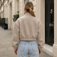 Blouson Bomber Court Beige Personnalisé OEM pour Femme, Col Montant, Boutons Pression, Manches Longues, Poches, Style Décontracté Streetwear, Manteau d'Automne