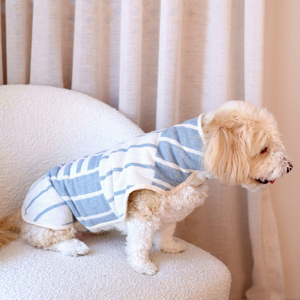 Peignoir pour chien rayé bleu en coton léger, vêtement pour chiot et chat avec poche pour usage quotidien - Product Image 1