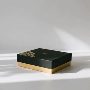 Boîtes d'emballage rigides magnétiques écologiques recyclées biodégradables personnalisées pour vêtements, avec laminage mat et revêtement UV - Product Image 4