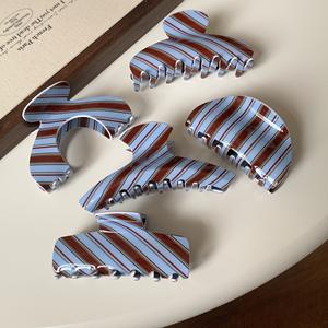 Pince à cheveux fantaisie en acrylique vert frais à rayures, collection Printemps-Été, pour filles - Product Image 1