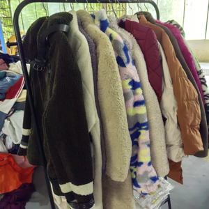 AW016 Lotto di Giacche Invernali da Donna di Seconda Mano, Cappotti Imbottiti con Fodera in Pile e Resistenti all'Acqua per Uso Quotidiano - Product Image 2