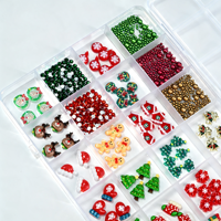 Kit de 24 compartiments de breloques de Noël mixtes pour ongles : perles décoratives en résine en forme de bonhomme en pain d'épices et clous en métal en forme de flocon de neige pour le nail art de Noël DIY